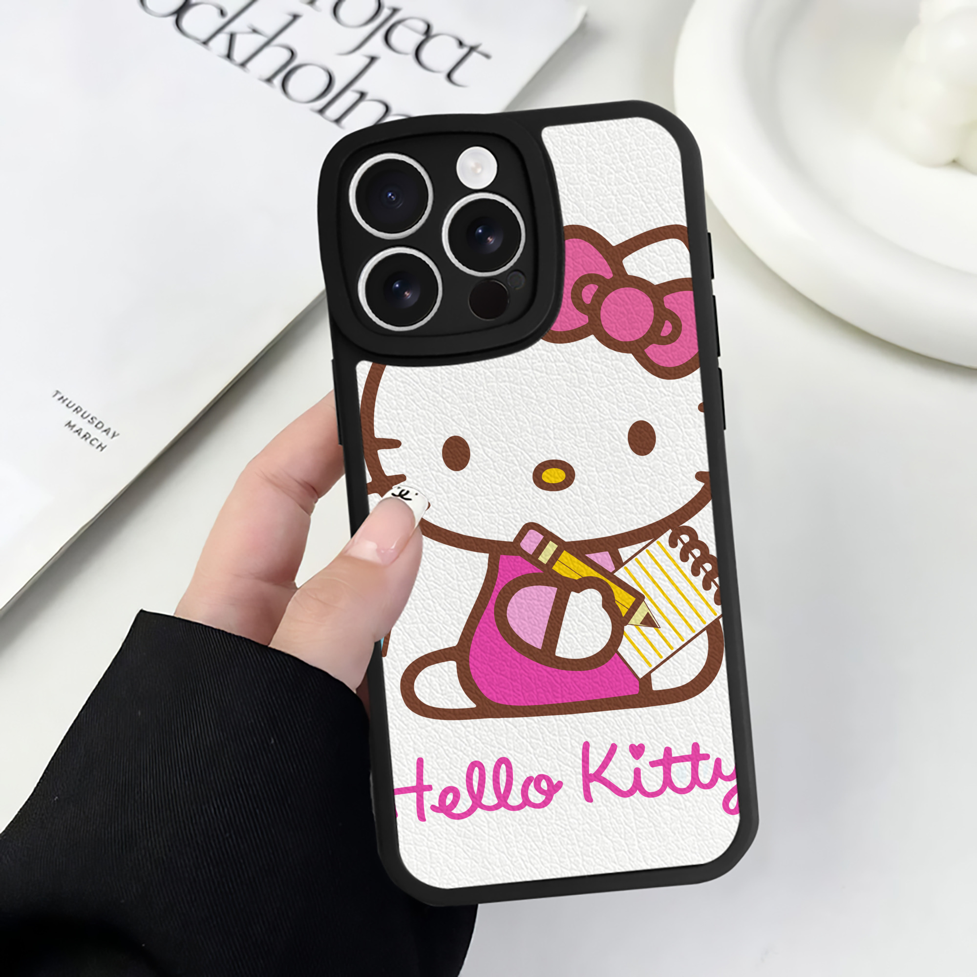 （画像用） Hello Kitty ハローキティ 【iPhone 16シリーズ対応】シリコンスマホケース（レザー調） 材質：シリコン